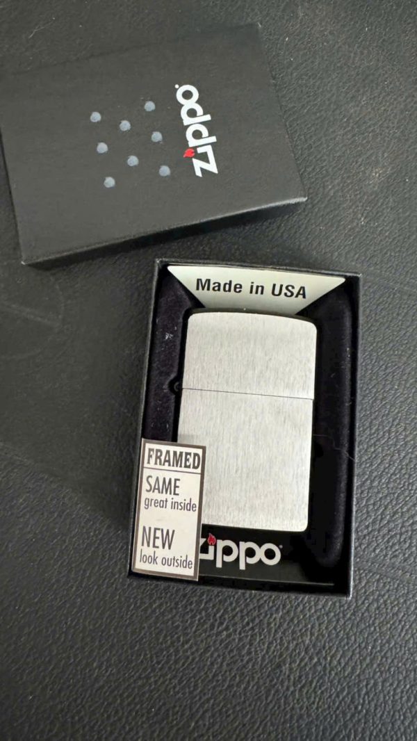 Bật lửa Zippo 2012 chrome bóng phay xước